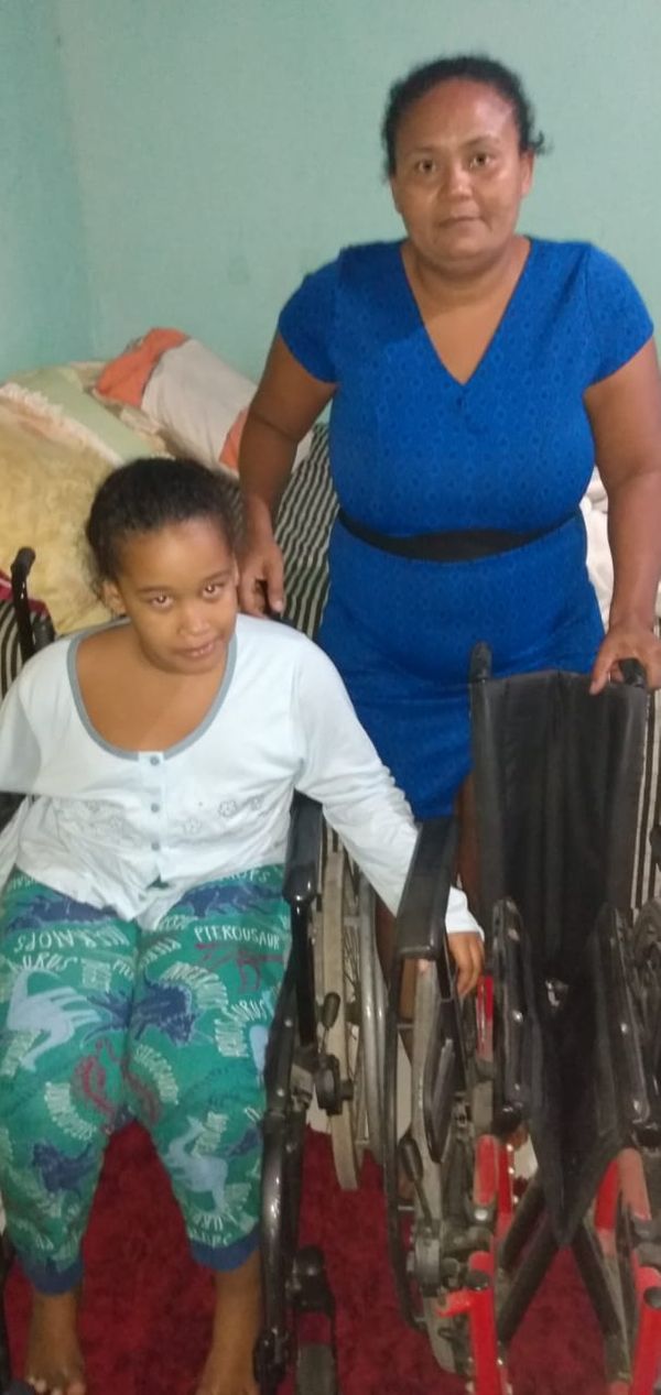 Cadeirante Ana Clara Rodrigues de Souza, de 9 anos, e a mãe, Liliane dos Santos Ferreira