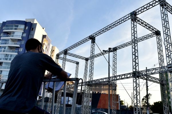 Montagem do cinema drive in no estacionamento da Estácio