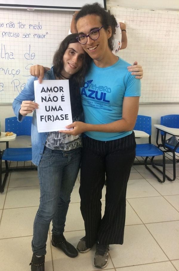 Natália Burock (de azul), 30 anos, médica que se identifica como mulher trans