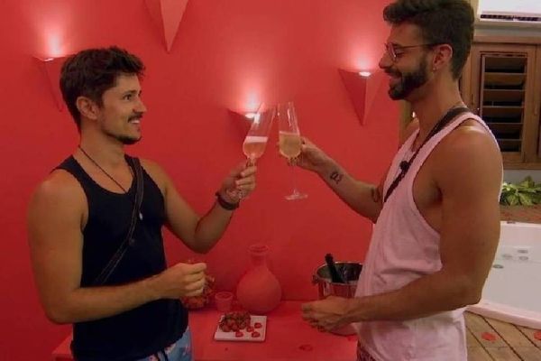 Rafael e Matheus protagonizam a primeira suíte gay do De Férias com o Ex Brasil