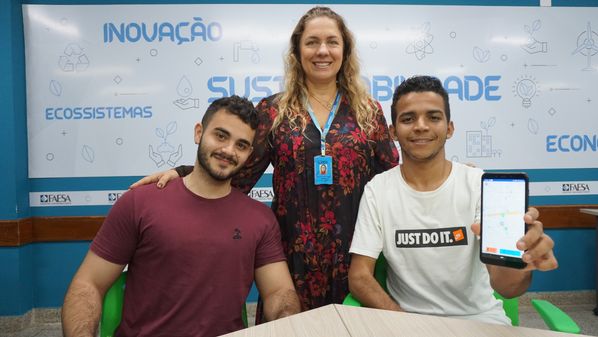 A professora Eliana Caus e os alunos Rodrigo Sthelmer e Bruno Tonini, idealizadores do app Easy Calçada