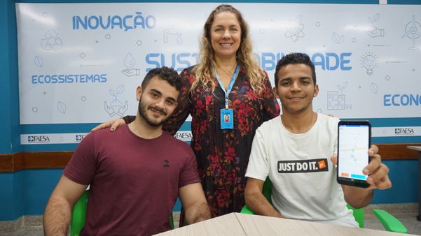 A professora Eliana Caus e os alunos Rodrigo Sthelmer e Bruno Tonini, idealizadores do app Easy Calçada