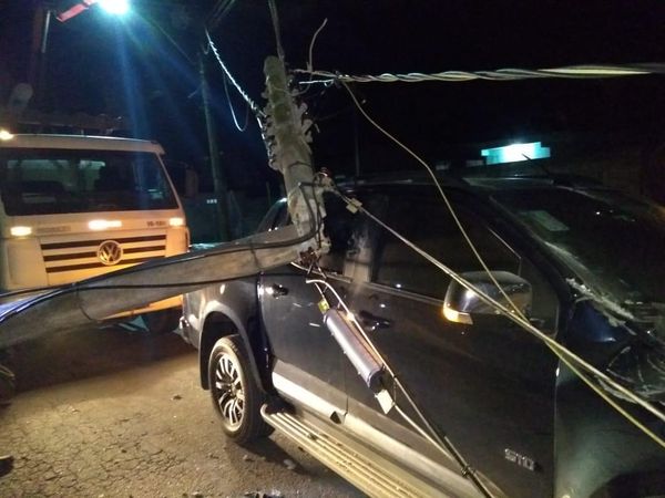 Caminhonete S10 foi atingida por poste que se partiu após colisão entre Peugeot e L200