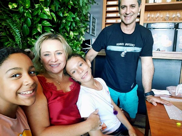Fabricia Gonçalves e as filhas Gabriela e Giovana.