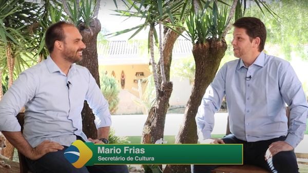 Mario Frias (direita) em entrevista a Eduardo Bolsonaro, filho do presidente Jair Bolsonaro