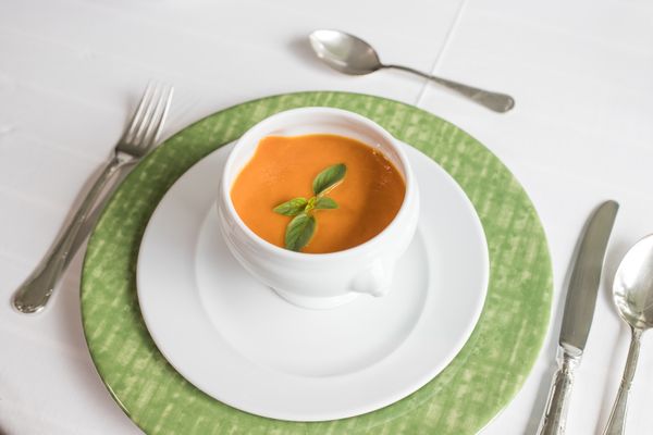 Sopa de tomate e manjericão