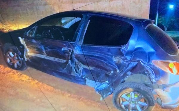 Veículo Peugeot foi atingido por caminhonete conduzida por motorista preso após dar positivo em teste do bafômetro