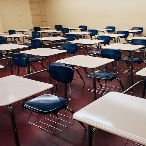 Escolas particulares conseguem suspender lei que reduz mensalidades no ES