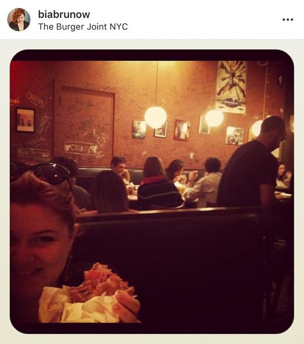 Bia Brunow em visita à hamburgueria Burger Joint, em Nova York