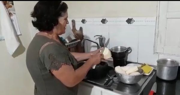 Dona Mária Casagrande prepara receitas com a mandioca