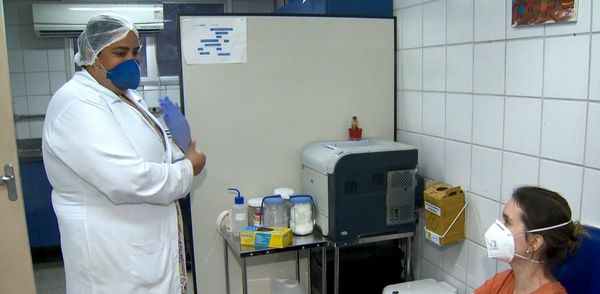 Pesquisadores colhem o sangue de profissionais da saúde curados da Covid-19 para avaliar seus anticorpos