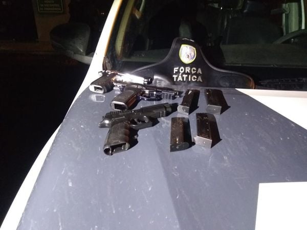 Pistolas e munições apreendidas pela Polícia Militar no bairro Operário, em Cariacica