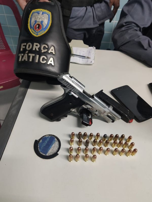 Pistolas e munições apreendidas pela Polícia Militar no bairro Operário, em Cariacica