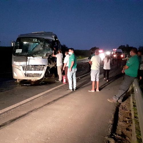 Ônibus com funcionários da Suzano colide com carreta na BR 101 no ES