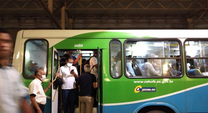 Ministério Público do Espírito Santo cobrou do governo um novo plano de prevenção, diante de inúmeras denúncias de que as medidas adotadas para controlar o contágio nos transporte público não estavam sendo cumpridas