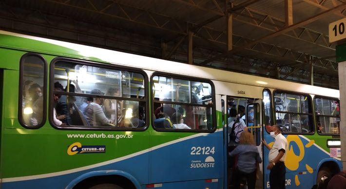Internauta relata que fiscais estariam chamando mais pessoas para entrar no veículo. Ceturb disse que orienta aos passageiros que não entrem em ônibus lotados