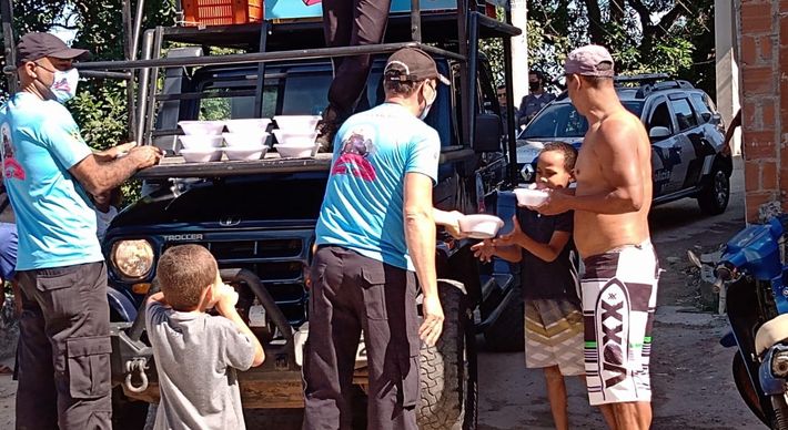 Nesta quarta-feira (01), os voluntários estiveram presentes na Piedade, em Vitória, e distribuíram, além das cestas básicas, marmitas e outros produtos