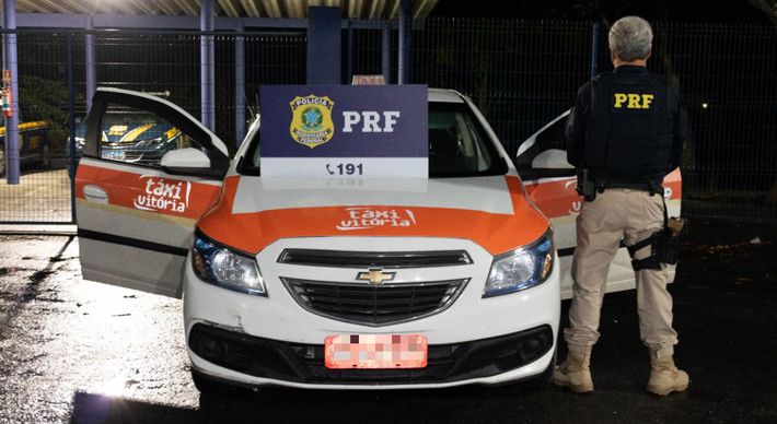 De acordo com a Polícia Rodoviária Federal, três homens solicitaram uma corrida para o bairro São Pedro e no caminho anunciaram o assalto. Trio seguiu com o carro em direção ao Norte do Estado onde foi abordado e detido