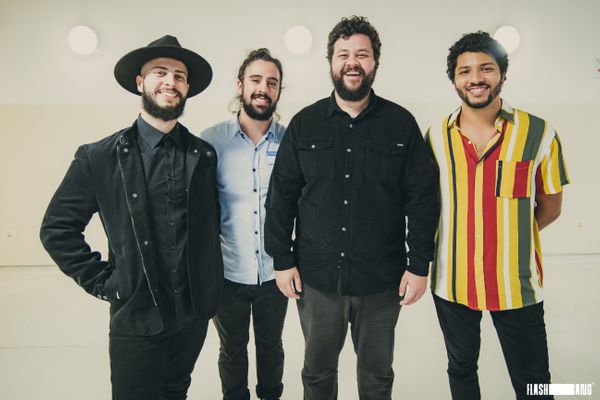 A banda Zimbra: Rafael Costa (voz), Vitor Fernandes (guitarra), Guilherme Goes (baixo) e Pedro Furtado (bateria)