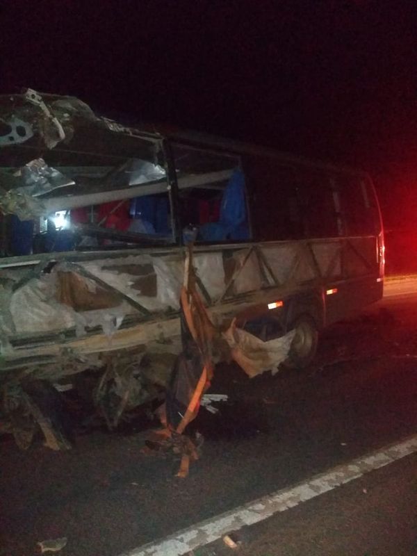 Acidente entre ônibus e caminhão deixou três feridos na noite desta quarta-feira (1)