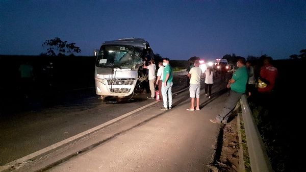 Acidente entre ônibus e caminhão deixou três feridos na noite desta quarta-feira (1)