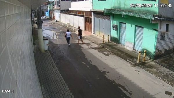 Câmera registrou momento em que o homem atravessou a rua para assaltar vítima
