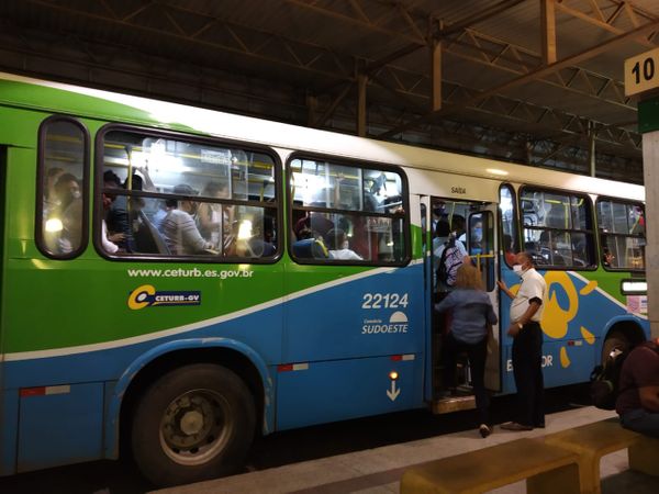 Coletivos superlotados saíram do terminal de Jardim América, em Cariacica, nesta quarta-feira (1)