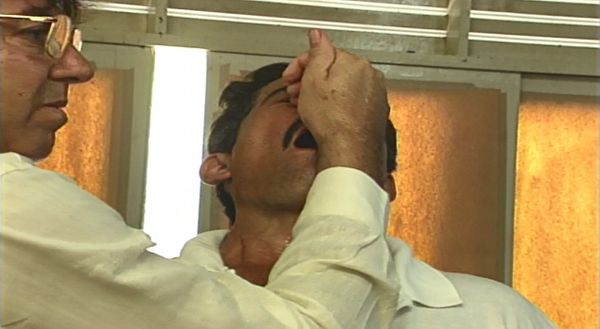 João de Deus opera cirurgia espiritual com tesoura em homem, em Colatina, no Espírito Santo