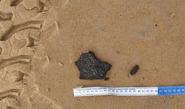 Pequenos fragmentos de óleo foram encontrados em praia do Norte do ES