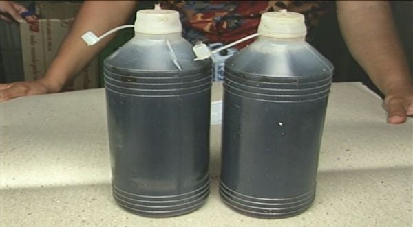 Preparado fluidificado à base de ervas importadas da Índia vendido por João de Deus em Colatina, no Espírito Santo, por R$ 3 cada frasco