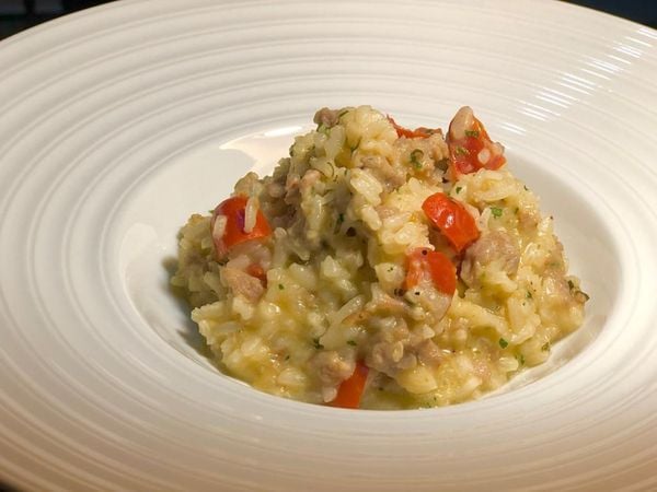 Risoto de linguiça e tomate cereja da linha de congelados Alecrim em Casa