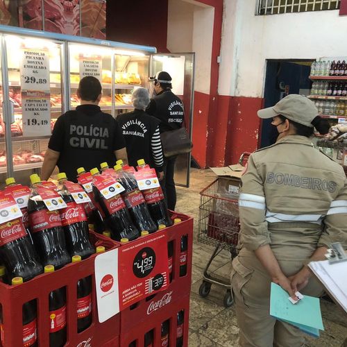 Fiscalização da Delegacia Especializada de Defesa do Consumidor (Decon) encontrou situações sanitárias precárias no local