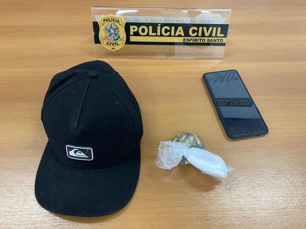 Com um dos envolvidos, a polícia encontrou o boné usado no assalto, munições e também um celular