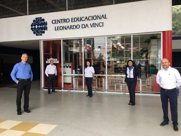 O diretor pedagógico Mário Broetto (de azul) com parte da equipe do Leonardo da Vinci: empenho, dedicação e resultado. 