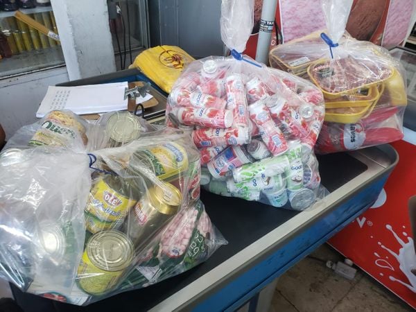 Produtos vencidos e em condições precárias foram encontrados em supermercado interditado na Serra