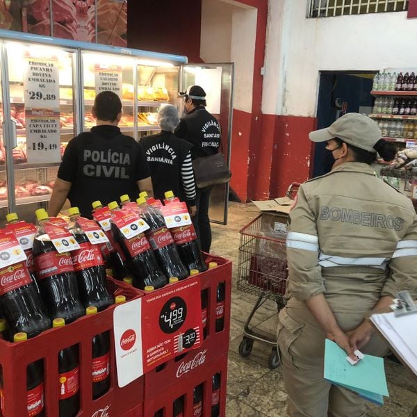 Produtos vencidos e em condições precárias foram encontrados em supermercado interditado na Serra