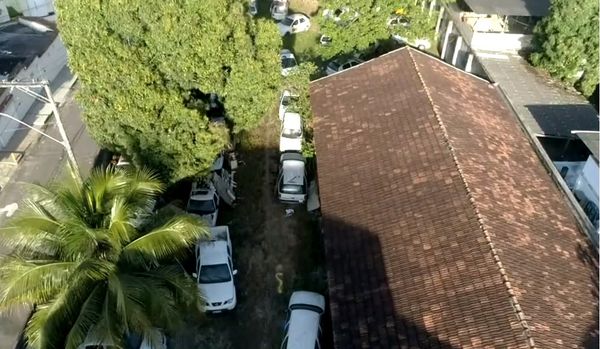 Terreno do Ministério Público virou depósito de carros inutilizados em Cariacica