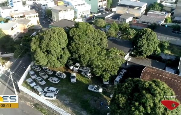 Terreno do Ministério Público virou depósito de carros inutilizados em Cariacica