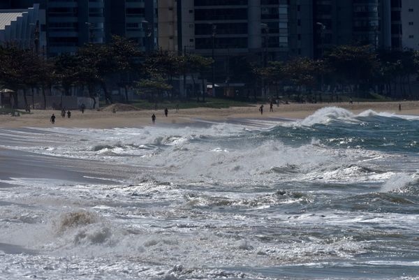 Vila Velha - ES - Praia de Itaparica. Ciclone atinge sul do Brasil e efeitos podem chegar na costa capixaba. 