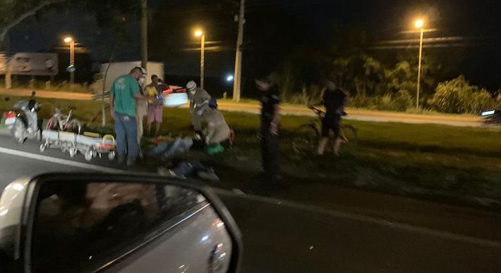 Um homem morreu após ser atropelado por um motociclista. Segundo a PRF, trânsito está sendo desviado para a pista lateral