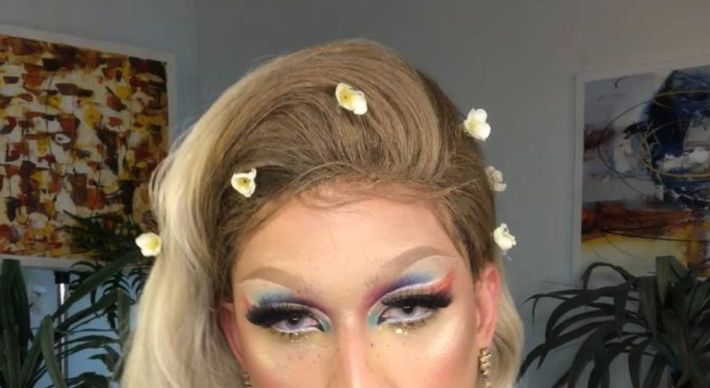 A maquiagem maravilhosa das 'drag queens' é marcada por muito brilho, cores vibrantes, traços ousados e traços marcantes. E, diferente do que muita gente pensa, todo mundo pode fazer; Assista ao vídeo e confira todas as dicas