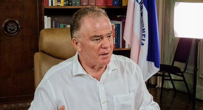 Outdoor pedia para eleitores não votarem em candidatos apoiados pelo governador. Desembargador considerou que o pedido de 'não voto' também caracteriza propaganda antecipada