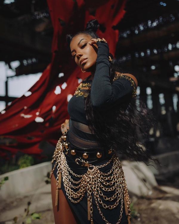 A cantora Ludmilla veste look do estilista Heberth Portilla em clipe de 