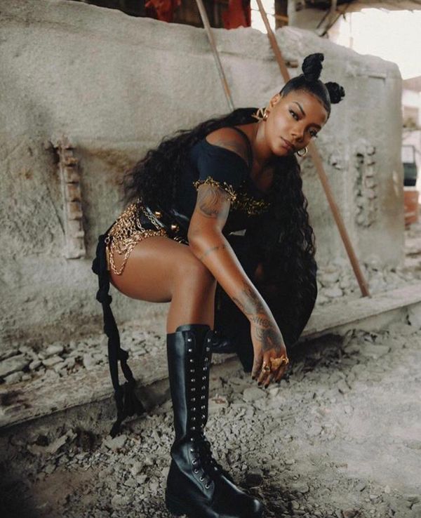 A cantora Ludmilla veste look do estilista Heberth Portilla em clipe de 