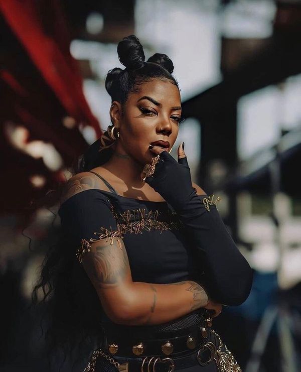 A cantora Ludmilla veste look do estilista Heberth Portilla em clipe de 