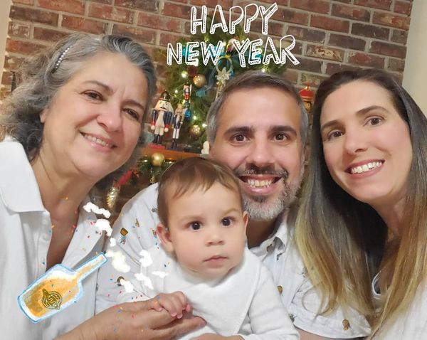 A família reunida no Reveillon 2020: Tathiana, Rodrigo (marido), Thereza Christina (mãe) e o pequeno Nicolas, de apenas um ano e três meses