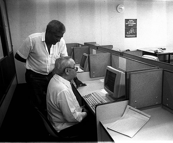 Castello aprendendo a usar o computador na sucursal do Jornal do Brasil em Brasília, em 1990 por Jamil Bittar