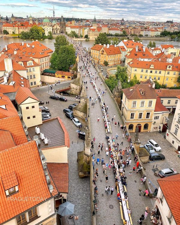 Fim da pandemia é celebrado por moradores de Praga com jantar 