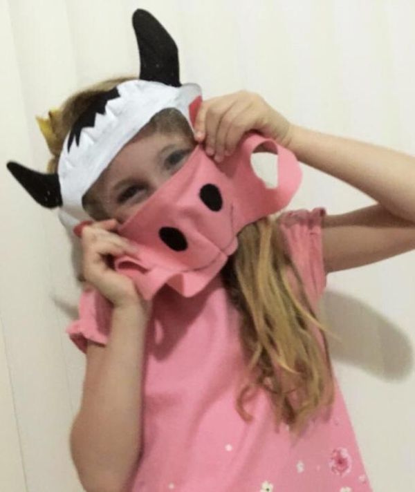 Hellen Bonicenha, de 7 anos, fez máscara no tema vaquinha pois mora no campo