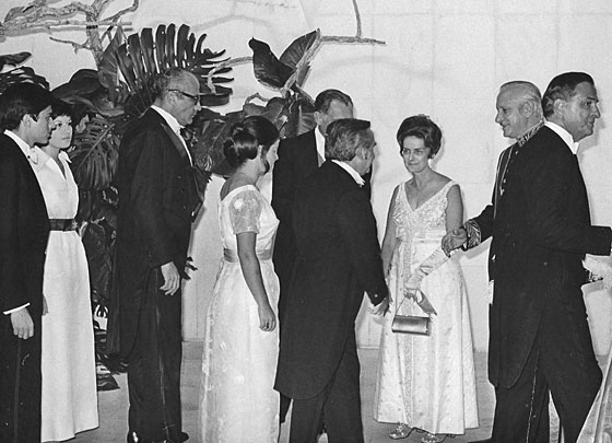 Recepção para a Rainha Elizabeth no Palacio do Itamaraty em Brasilia, acompanhado da filha Luciana por Arquivo pessoal